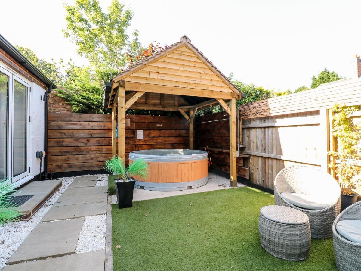 The Old Smokehouse Villa Rugeley Exterior foto